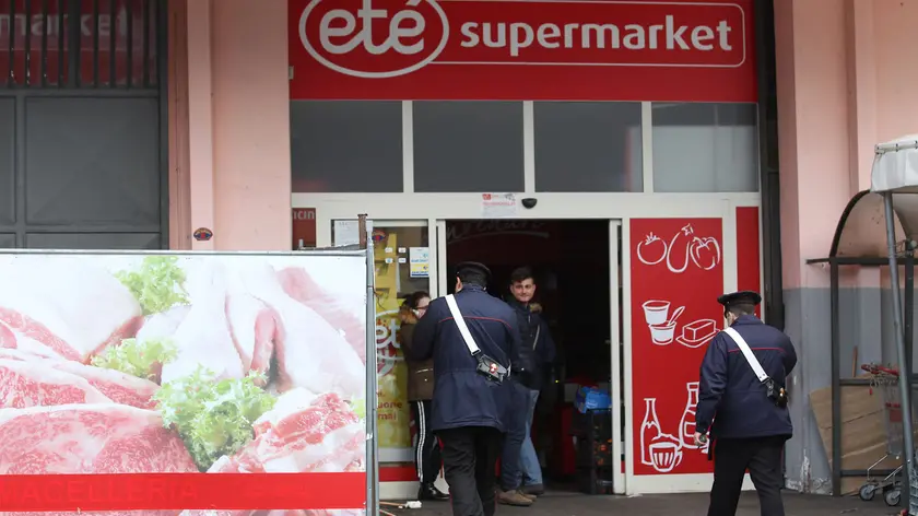 Foto LaPresse - Marco Cantile.25/03/2015 Ottaviano (NA), Italia.Cronaca.Rapina ad un supermercato di Ottaviano con sparatoria e feriti, tra cui un carabiniere. Sparatoria sulla superstrada che collega Ottaviano a Palma Campania..Nella foto: i carabinieri davanti al supermercato dove si è svolta la rapina..