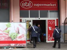 Foto LaPresse - Marco Cantile.25/03/2015 Ottaviano (NA), Italia.Cronaca.Rapina ad un supermercato di Ottaviano con sparatoria e feriti, tra cui un carabiniere. Sparatoria sulla superstrada che collega Ottaviano a Palma Campania..Nella foto: i carabinieri davanti al supermercato dove si è svolta la rapina..