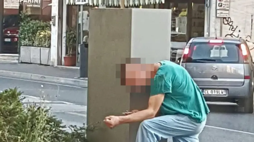 L’uomo con problemi di tossicodipendenza mentre si inietta la droga in via Piave davanti a tutti