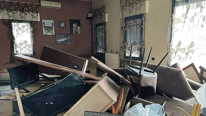 Il bar della parrocchia di Pegolotte così com’è stato trovato ieri dall’ufficiale giudiziario