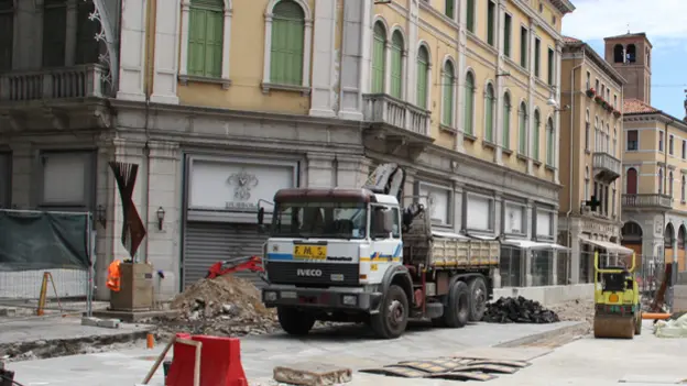 Cantiere di via Poerio: continuano i lavori - nella foto il cantiere davanti alla galleria Toniolo