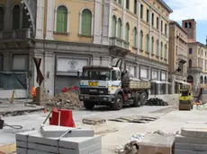 Cantiere di via Poerio: continuano i lavori - nella foto il cantiere davanti alla galleria Toniolo