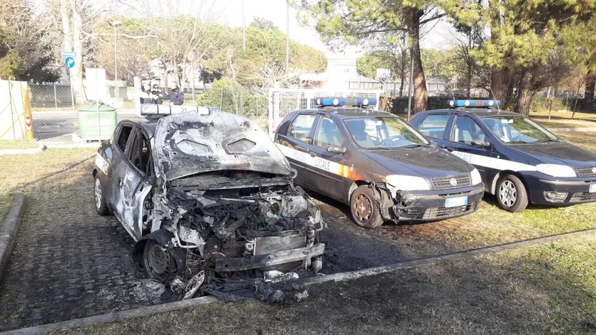 L'auto distrutta dall'incendio a Favaro