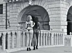 Due modelle in perizoma sul ponte de la Paglia (foto Philippe Apatie)