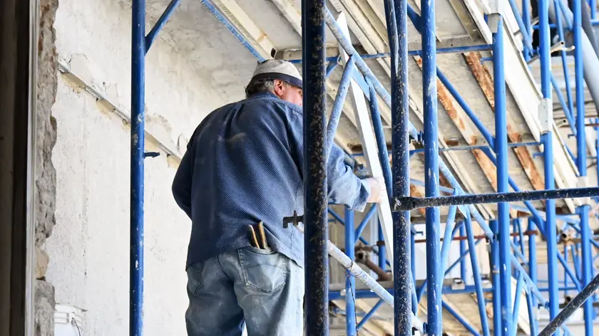 Un muratore impegnato in un cantiere