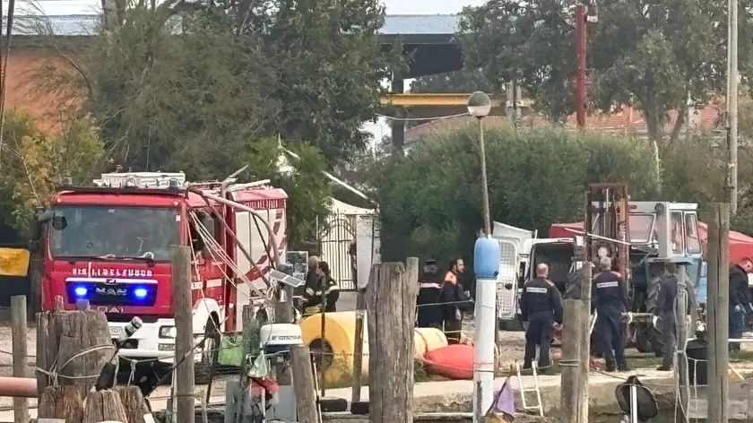 I vigili del fuoco alla foce del Piave, dove è stato rinvenuto il cadavere di un uomo
