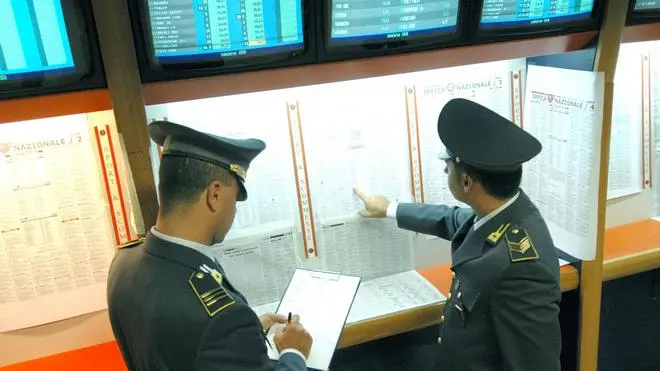 Una foto, diffusa il 12 luglio 2012 dalla Guardia di Finanza di Ancona, relativa all'operazione che ha portato alla chiusura a Fabriano (Ancona) di due centri di raccolta di scommesse clandestine, che facevano capo alle società Planetwin365 e Goldbet, ed erano gestiti da due imprenditori del posto, titolari di una copisteria e di un bar-ristorante. I due sono stati denunciati a piede libero insieme a sette scommettitori. Il volume delle giocate illecite supera i 470 mila euro. Sequestrati 4 pc e 6 stampanti, attraverso i quali i dati delle scommesse 'in nero' venivano elaborati per conto di allibratori stranieri, senza l'autorizzazione dei Monopoli di Stato. Le somme che il bar e la copisteria introitavano erano poi versate ai bookmaker stranieri con bonifici su una banca estera. ANSA/ GUARDIA DI FINANZA DI ANCONA +++ NO SALES - EDITORIAL USE ONLY +++