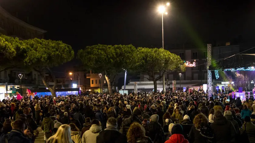 Piazza Aurora piena per la festa di Capodanno