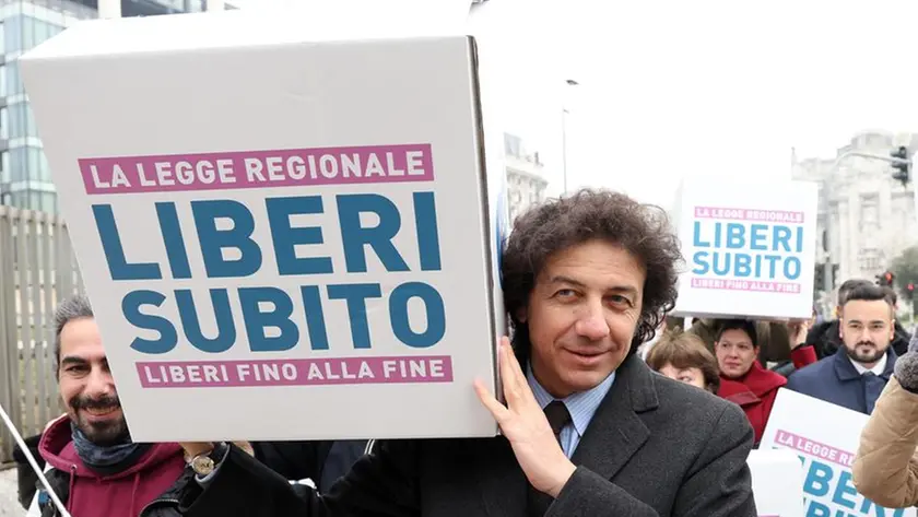 Il tesoriere dell'associazione Luca Coscioni, Marco Cappato, davanti al Consiglio regionale della Lombardia dove sono state depositate le 8181 firme raccolte per portare in Aula la proposta di legge sul fine vita, già bocciata in Veneto, per regolamentare l'aiuto medico alla morte volontaria