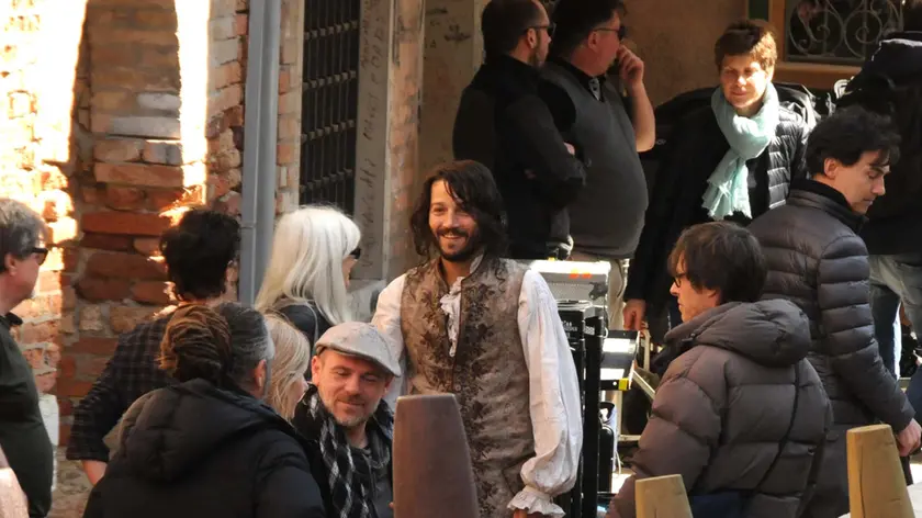 Diego Luna nei panni di Casanova