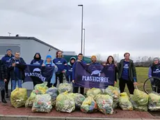 I volontari di Plastic Free a Cittadella, dopo aver raccolto 200 chili di spazzatura