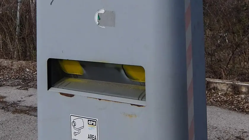 La vernice gialla con cui è stato coperto il vetro della fotocamera dell'autovelox di via Martiri (foto Candussi)