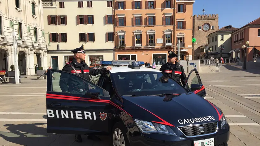 Intervento dei carabinieri in via Ticino