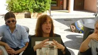 Patti Smith con il ritratto di Papa Luciani