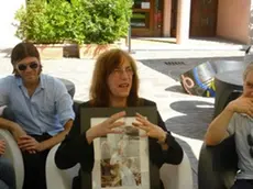 Patti Smith con il ritratto di Papa Luciani