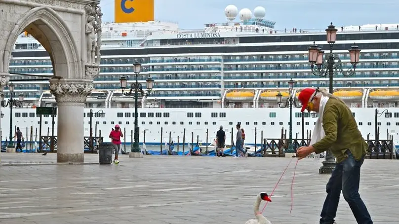 Una delle incredibili immagini immortalate in piazza San Marco da Philippe Apatie