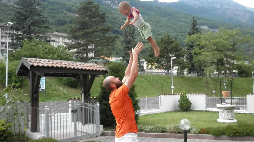 Ismar Mesinovic con il figlio in un'immagine d'archivio. Ha paura e non vuole parlare con nessuno anche se a mezza voce qualche parola la dice. E' la moglie di Ismar Mesinovic, bosniaco che viveva tra Ponte nelle Alpi e Longarone nel bellunese morto ad Aleppo per combattere il regime di Assad e frequentatore di centri islamici tra Belluno, Treviso e Pordenone. Le scelte di 'fede' e il percorso da Belluno alla Siria attraverso i balcani di Mesinovic sarebbero tra i punti chiave dell'inchiesta dei Ros e della Procura di Venezia sul proselitismo in Veneto a favore della jihad. ANSA / Luca Zanfron