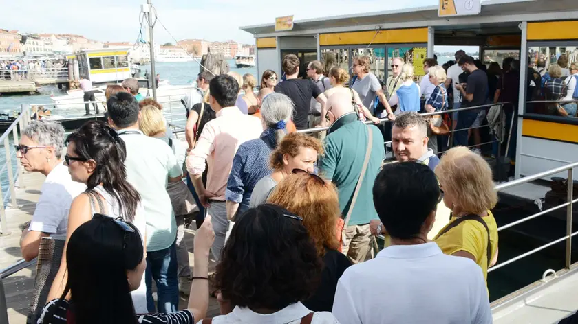 Ressa ad un pontile Actv: una delle situazioni preferite dai borseggiatori