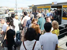 Ressa ad un pontile Actv: una delle situazioni preferite dai borseggiatori