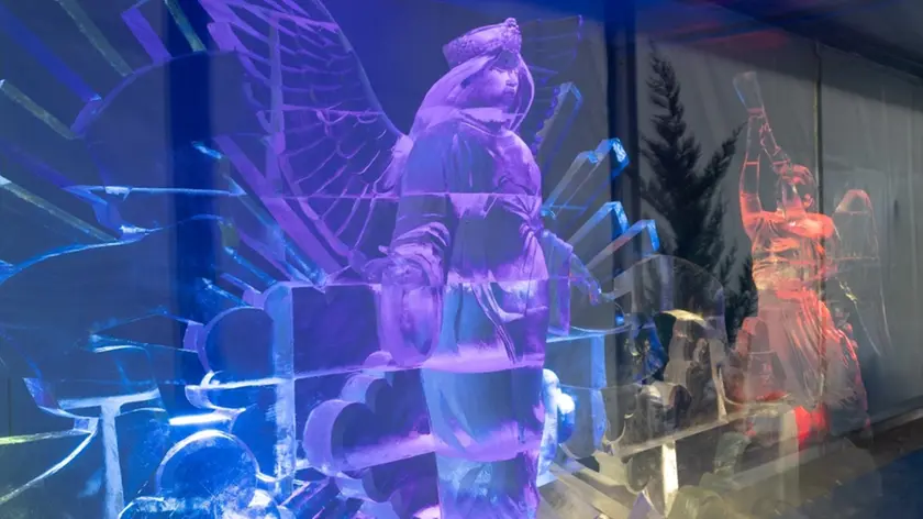 Una delle sculture in ghiaccio presenti all'interno della mostra