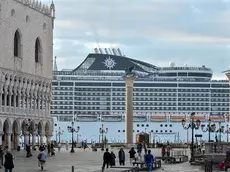 La supernave MSC Divina mentre transita nel bacino san Marco, Venezia, 21 settembre 2013. ANSA/ANDREA MEROLA