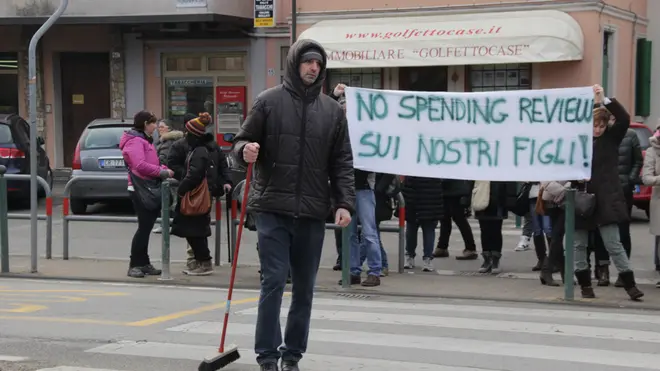 Protesta contro i tagli al personale delle pulizie nelle scuole a Chirignago