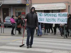 Protesta contro i tagli al personale delle pulizie nelle scuole a Chirignago