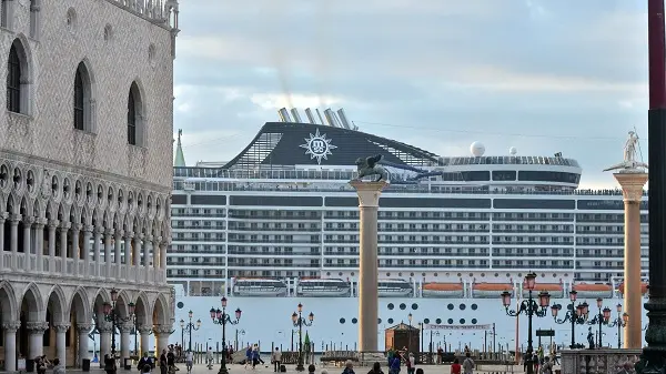 La supernave MSC Divina mentre transita nel bacino san Marco, Venezia, 21 settembre 2013. ANSA/ANDREA MEROLA