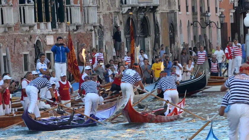 Interpress/Mazzega Scattolin Veneziam 06.09.2015.- Regata Storica 20105, Igor e Rudi Vignotto stretti a San Tomà dal gondolino di D'Este Tezzat.- l'arancio di Redolfi Tezzat viene squalificato dai giudici di gara