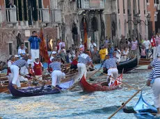 Interpress/Mazzega Scattolin Veneziam 06.09.2015.- Regata Storica 20105, Igor e Rudi Vignotto stretti a San Tomà dal gondolino di D'Este Tezzat.- l'arancio di Redolfi Tezzat viene squalificato dai giudici di gara