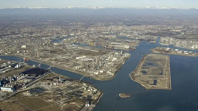 Foto per Mitia Chiarin - Veduta aerea di Porto Marghera - Porto Marghera dall'alto, qui Zoggia indica l'area di sviluppo