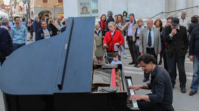 Raccolta firme per il pianista Paolo Zanarella affinchè possa esibirsi per le strade - nella foto il pianista di fronte al Duomo di Mestre