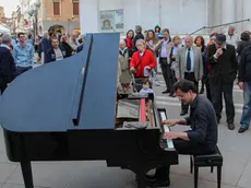 Raccolta firme per il pianista Paolo Zanarella affinchè possa esibirsi per le strade - nella foto il pianista di fronte al Duomo di Mestre