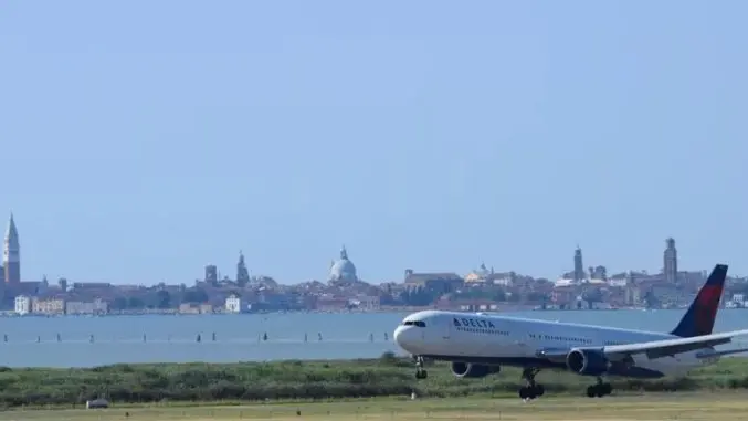 L'aeroporto di Venezia: la tassa d'imbarco dovrebbe scattare il 1° aprile
