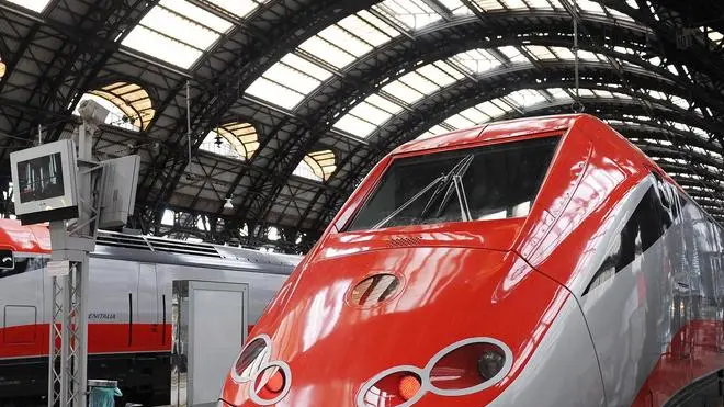 20091113 - MILANO - TRENI: DA OGGI NUOVO TRATTO ALTA VELOCITA'; AUMENTANO PREZZI - L'inaugurazione del treno Frecciarossa, il 13 novembre 2009 alla stazione di Milano Centrale. Entra in vigore da oggi il nuovo orario delle Ferrovie, il primo con la linea alta velocita' completata, da Torino a Salerno. La tratta Roma-Milano sara' percorsa in meno di tre ore, in 37 minuti Firenze-Bologna. Aumentano anche le frequenze dei treni ad alta velocita', ma anche il costo dei biglietti. Ad esempio un biglietto di seconda classe Milano-Roma passa da 75,10 euro a 89 euro; Milano-Bologna 41 euro invece di 37,10. Lecce-Milano 88 euro; Roma-Venezia 73. ANSA / DANIEL DAL ZENNARO / DBA