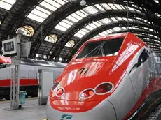 20091113 - MILANO - TRENI: DA OGGI NUOVO TRATTO ALTA VELOCITA'; AUMENTANO PREZZI - L'inaugurazione del treno Frecciarossa, il 13 novembre 2009 alla stazione di Milano Centrale. Entra in vigore da oggi il nuovo orario delle Ferrovie, il primo con la linea alta velocita' completata, da Torino a Salerno. La tratta Roma-Milano sara' percorsa in meno di tre ore, in 37 minuti Firenze-Bologna. Aumentano anche le frequenze dei treni ad alta velocita', ma anche il costo dei biglietti. Ad esempio un biglietto di seconda classe Milano-Roma passa da 75,10 euro a 89 euro; Milano-Bologna 41 euro invece di 37,10. Lecce-Milano 88 euro; Roma-Venezia 73. ANSA / DANIEL DAL ZENNARO / DBA