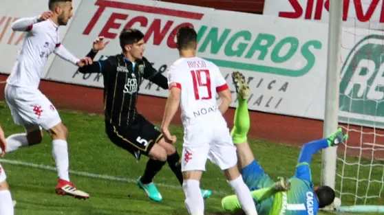 Un'azione di gioco del derby tra Mestre e Padova