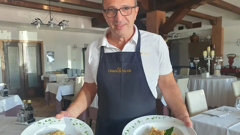 Giorgio Grosso, del ristorante da Nicola, con due piatti di tagliolini al granchio blu