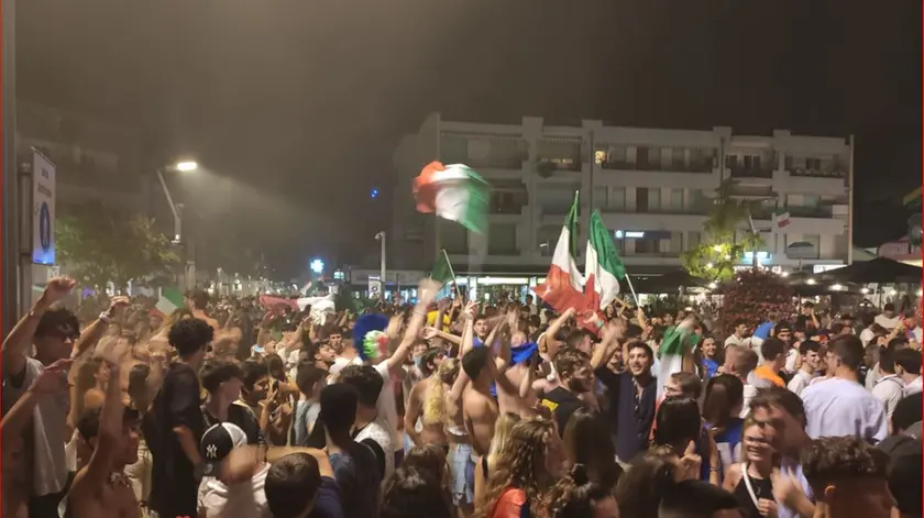 I recenti festeggiamenti in piazza Mazzini a Jesolo per la vittoria dell'Italia agli Europei