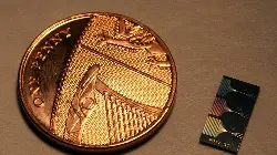 Il chip inventato da Peruzzo accanto a 1 penny