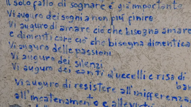 Misteriose poesie sui muri di Carpenedo - nella foto via Cembenelli