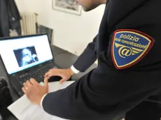 Materiale mostrato durante la conferenza stampa della polizia postale di Genova nell'ambito di una operazione che ha portato alla denuncia di decine di persone in tutta Italia per aver scaricato on-line film e telefilm coperti dal diritto d'autore, stamani 14 settembre 2010..ANSA/LUCA ZENNARO