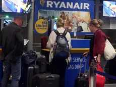 Alcuni viaggiatori al banco del check-in di Ryanair dell'aeroporto lombardi di Orio al Serio in provincia di Bergamo. Orio al Serio (Bg) 19 Settembre 2017. ANSA / MATTEO BAZZI