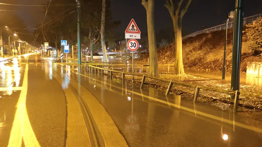 Viale San Marco allagato dopo l'esplosione della tubatura di Veritas (foto Agenzia Candussi)