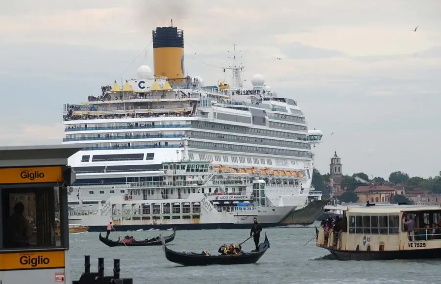 Interpress/Mazzega Vitucci Venezia, 29.04.2014.- Grandi Navi, Passaggio della Costa Fascinosa, ieri alle ore 18.00, in Bacino San Marco.-