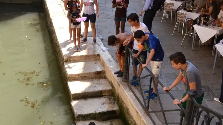 Interpress/Mazzega Scattolin Venezia, 10.06.2015.- Afa a Venezia, ragazzini fanno il bagno in canale (Del Megio)