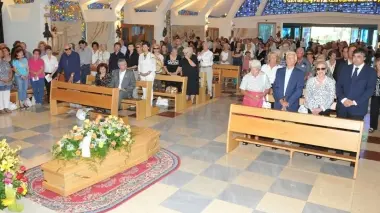 La chiesa affollata a Bibione per l’addio a Giuseppe Mattarello