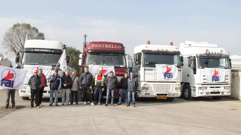 Protesta FAI Federazione Autotrasportatori Italiani davanti all'ILVA di Marghera