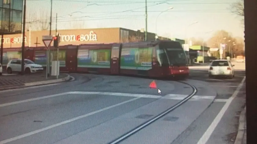 Il tram uscito dai binari a Marghera