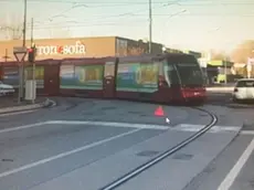 Il tram uscito dai binari a Marghera